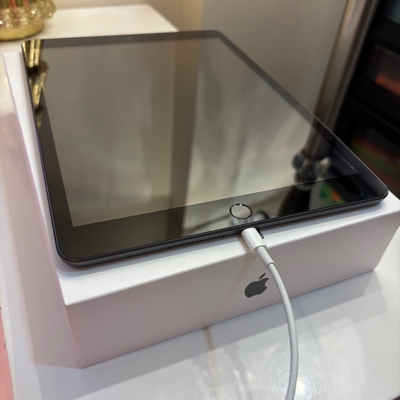 iPad 8th Generation 32GB WiFi + Cellular - Picture 1 of 4